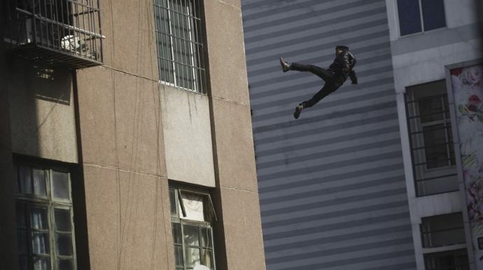 Bakı sakini özünü işıq dirəyindən yerə atdı