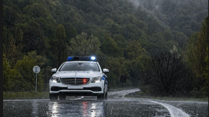Yol polisi əlverişsiz hava şəraiti ilə bağlı hərəkət iştirakçılarına müraciət etdi 