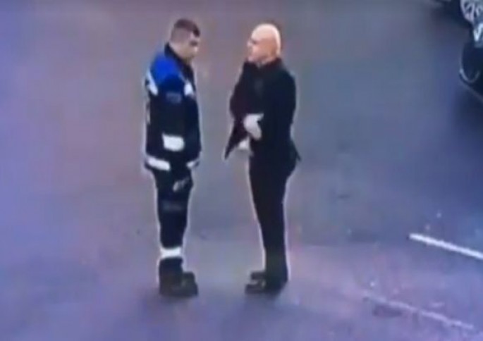 Mühafizəçini şillələyən rəis işdən qovuldu – VİDEO