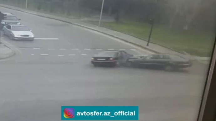 Yolayrıcında sağdan gələn maşına yol vermədi, iki "Mercedes" toqquşdu - VİDEO