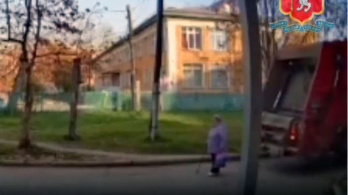 Zibil daşıyan maşın 89 yaşlı qadını vurub xəstəxanalıq etdi; 2 saat sonra... - VİDEO 