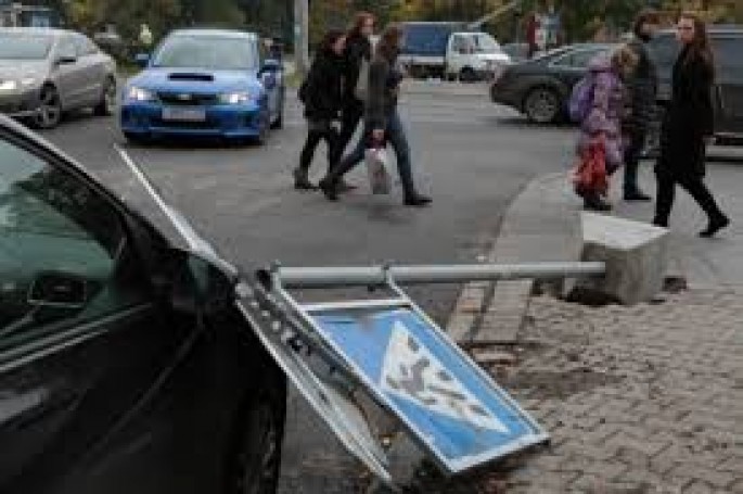 Piyadaların üzərinə yol nişanı aşdı: 1 yaralı - VİDEO