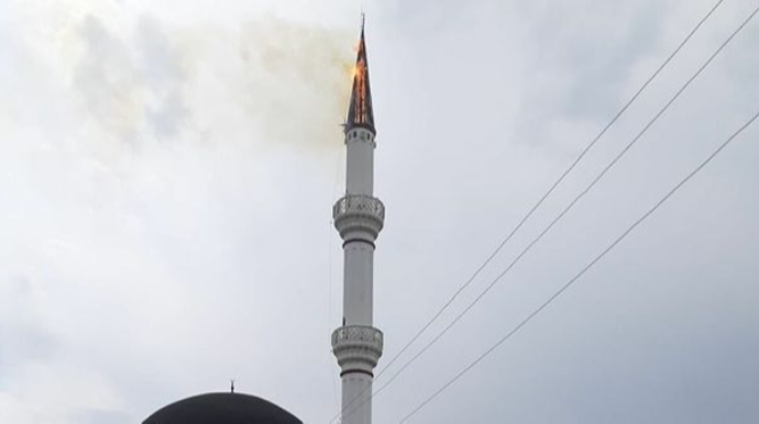 İldırım düşdü, məscidin minarəsi alova büründü - VİDEO