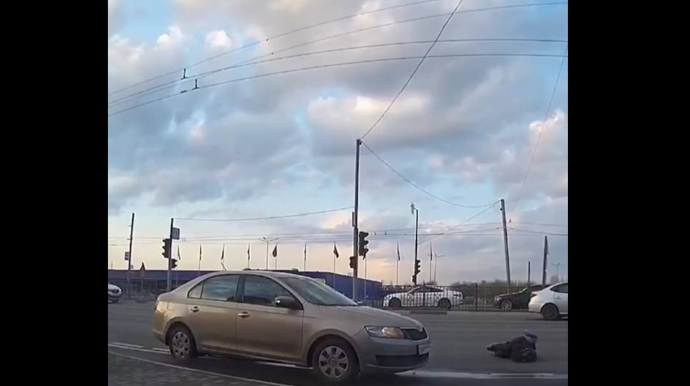 Minik avtomobili piyada keçidində qadını vurub sürüdü  - VİDEO