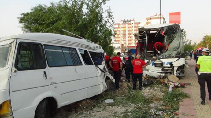 В Турции автобус упал в овраг, 33 человека пострадали