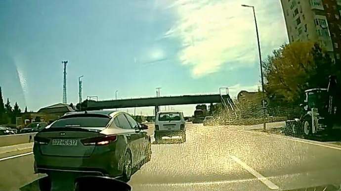 Özünə yer tapa bilməyən sürücü dəfələrlə təhlükə yaratdı - 77-HC-617   - VİDEO