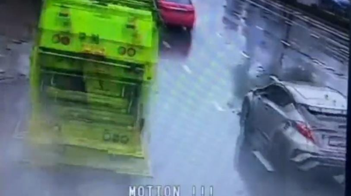 Zibil maşını yoldan çıxdı; Bayker son anda canını qurtardı 