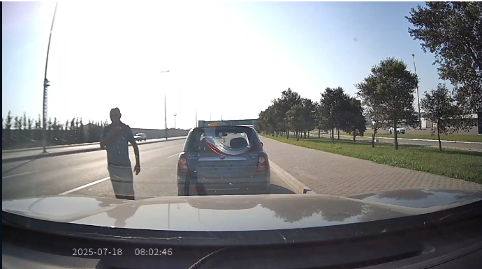 Nömrələri çıxarıb taksi işləyən sürücü maşından düşüb görün nə dedi - VİDEO