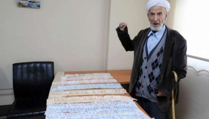 Dilənçinin üstündən çıxanlar polisi şoka saldı - VİDEO