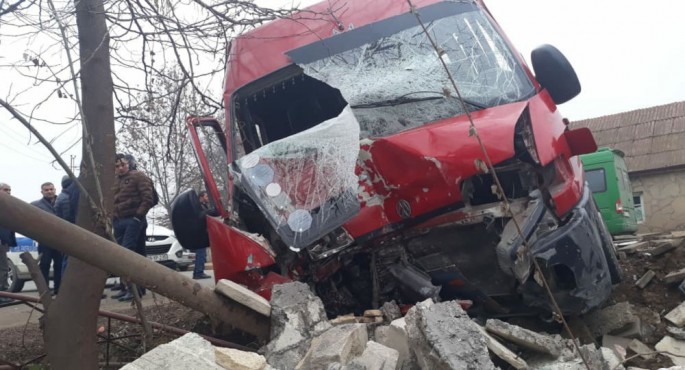 İmişlidə iki avtomobil toqquşdu, xəsarət alanlar var