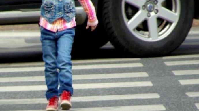 Qaxda 8 yaşlı qızı maşın vurdu 