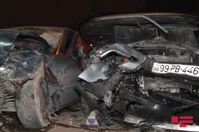 Bakıda iki avtomobil toqquşdu: xəsarət alanlar var - VİDEO