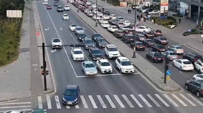 На каких улицах Баку 3 марта наблюдаются транспортные заторы? 