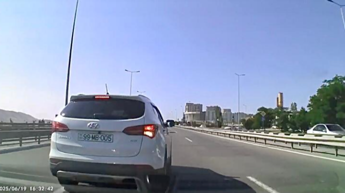 Özünə yer tapmayan sürücü maşınları sıxışdıra-sıxışdıra getdi   - VİDEO