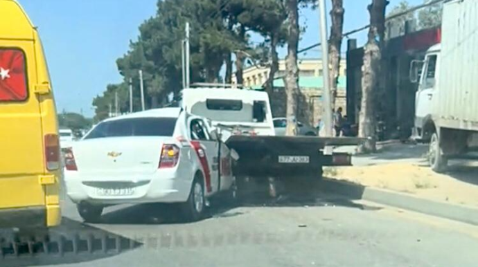 Maştağada “Chevrolet” yol kənarındakı evakuatora girdi - VİDEO