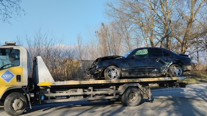 "Mercedes"  ağaca çırpıldı - FOTO 