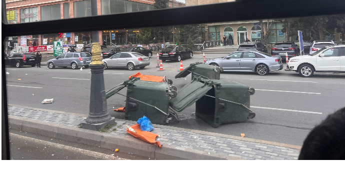 Küləkli havada zibil qabları "hərəkət edir" – Yol bağlayır   - FOTO