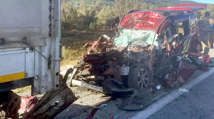 Minik avtomobili yük maşınına çırpıldı:  3 ölü, 2 ağır yaralı - FOTO 