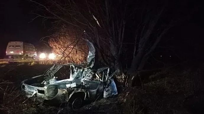 Rusiyada avtomobil ağaca çırpılıb, dörd nəfər ölüb 