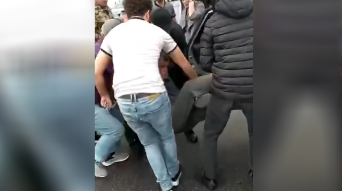 Bakıda "Uber"in taksisi keçiddən keçməyən piyadanı vurdu  - VİDEO