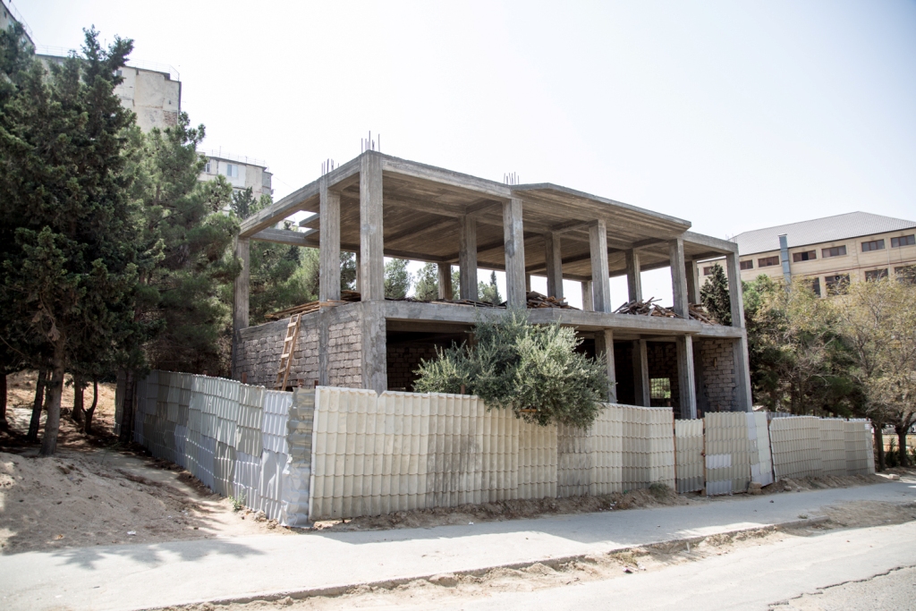 Bakıda yolu kəsən qeyri-qanuni obyektləri belə sökdülər - VİDEO