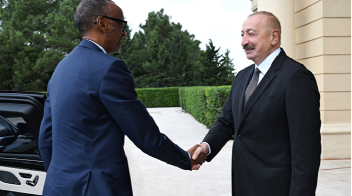 İlham Əliyev həmkarını qarşıladı - FOTO