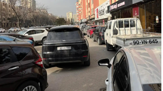 Bu küçədə səki ilə hərəkət çətinləşib - Addımbaşı maşınlar park edilib   - FOTO