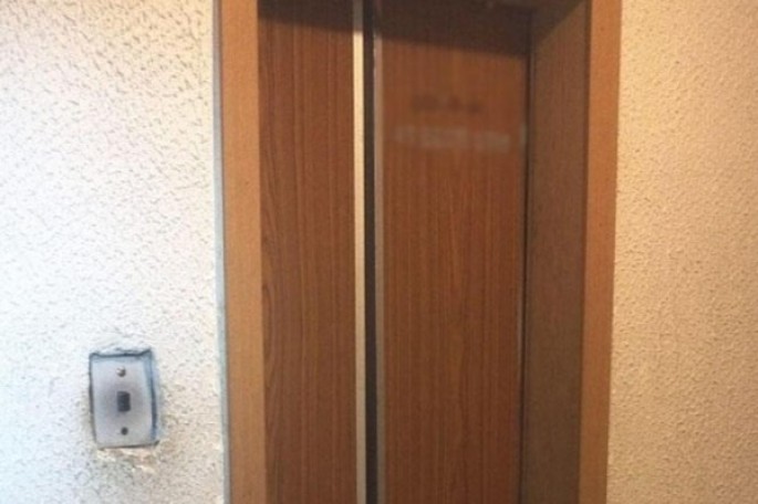 Kişi liftlə şaxtanın arasında qaldı: ÇƏNƏSİ SINDI - VİDEO