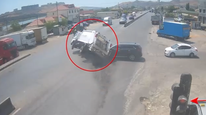Zibil daşıyan maşın qırmızıda keçdi; görün nələr baş verdi - VİDEO 