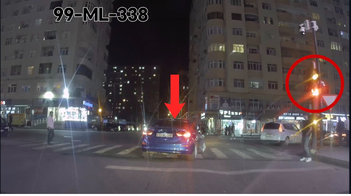 Svetoforun sarı işığını saymayan sürücü qayda pozdu - VİDEO