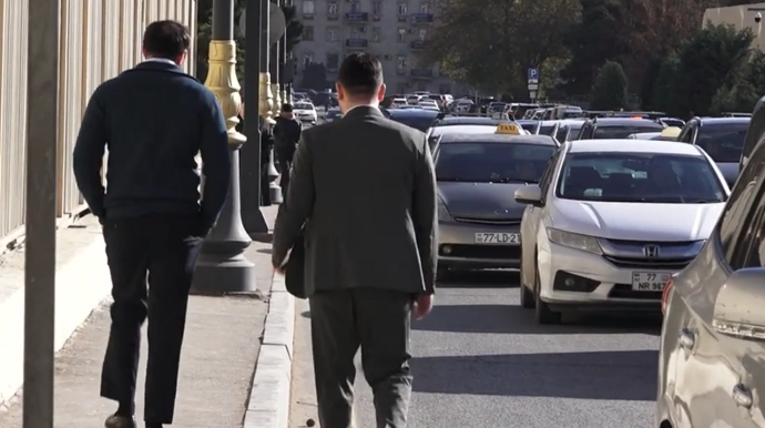 Nərimanov rayonundakı səki piyadalar üçün yararsız vəziyyətə düşdü - VİDEO