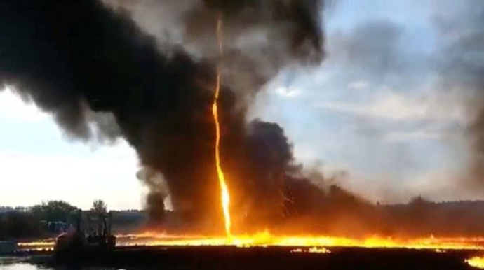 Rusiyada odlu tornado görənləri heyrətə gətirib - VİDEO 