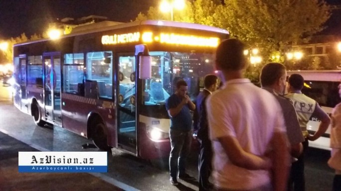 Maşın piyadanı vurub avtobusun altına atdı - FOTO