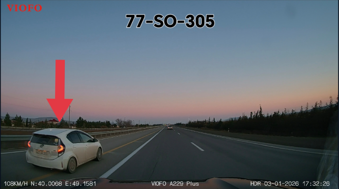 Geriyə dönənlərin zolağına girən sürücü düzünə sürüb qaydaları pozdu - VİDEO