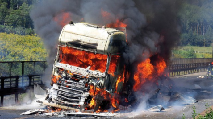 Bakıda yük avtomobili yandı 