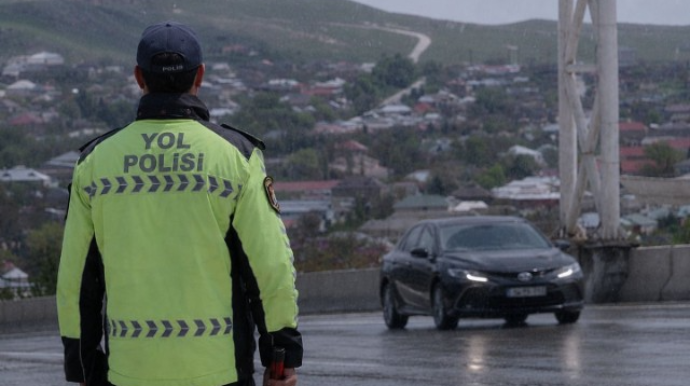 Дорожная полиция Азербайджана призвала водителей к бдительности на фоне непогоды