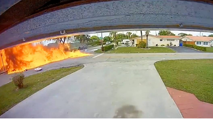 Təyyarə avtomobilə çırpıldı: ölən və yaralanan var   - VİDEO