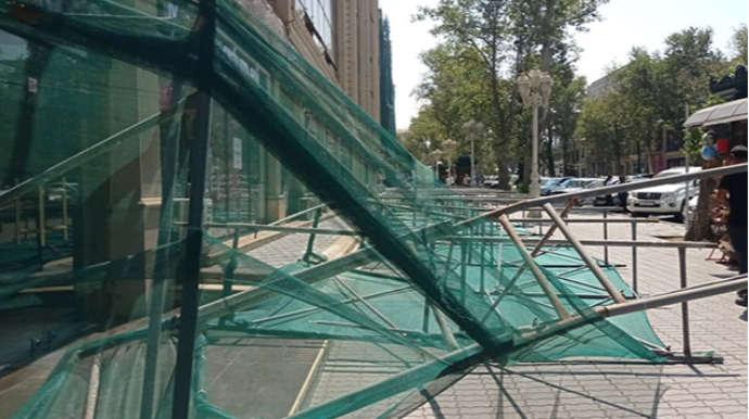 Gəncədə dəmir konstruksiya aşdı - Yaralılar var - FOTO