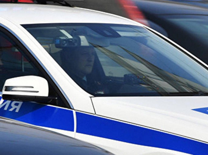 Sürücüdən maraqlı qisas: Qumu yol polisi avtomobilinin üzərinə tökdü - VİDEO