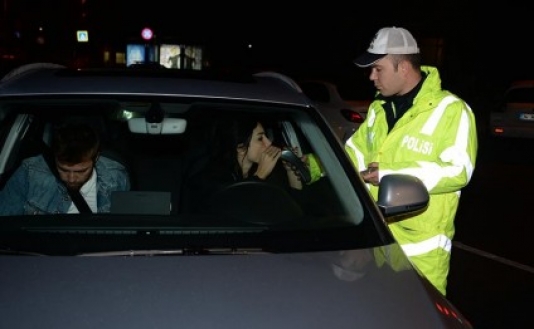 Yol polisi müğənni ilə xanımını saxladı: qanlarında alkoqol tapılmadı - FOTO
