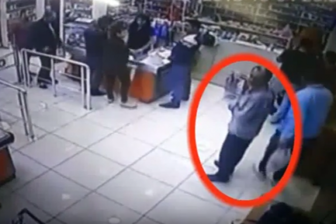 Mağazada oğurluq anbaan kameraya düşdü - VİDEO