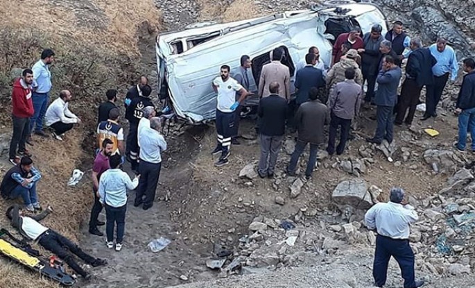 İşçiləri daşıyan mikroavtobus aşdı: 1 ölü, 10 yaralı - FOTO