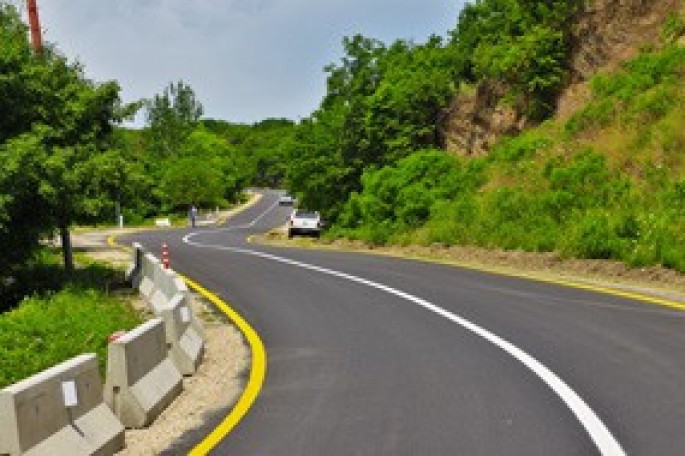 Turizm bölgələrinə aparan bəzi yollarda yeni çatlar yaranıb, uçqun olub