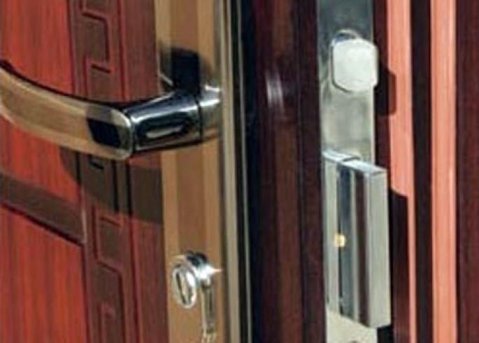 İki nəfər bağlı qapı arxasında qalıb