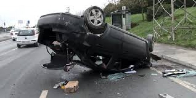 Avtomobili divara çırpdı: sürücünü təhlükəsizlik kəməri qurtardı – FOTO + VİDEO