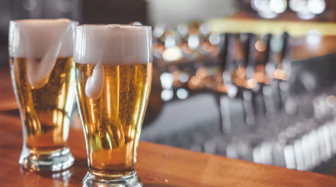 Pivə gecikdi, qan töküldü: Qazaxda kişi ofisiant sevgilisini bıçaqlayanları qana boyadı - TƏFƏRRÜAT 