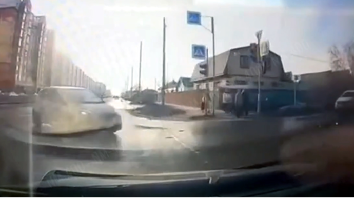 "Nissan"la toqquşan “KİA” səkidə iki məktəblini vurdu; 14 yaşlı qızlar ağır yaralandı - VİDEO 