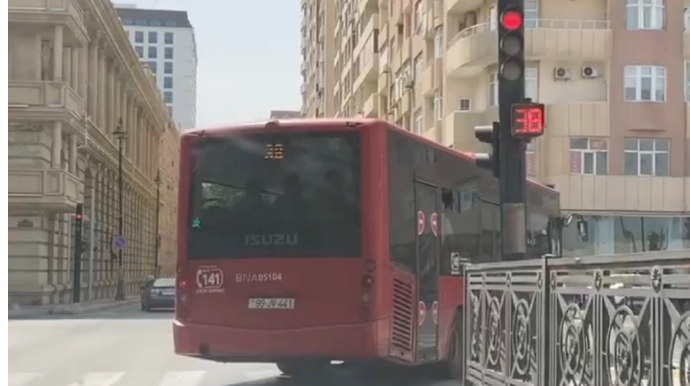 Bakıda avtobus sürücüsü qırmızı işıqda hərəkət etdi - VİDEO