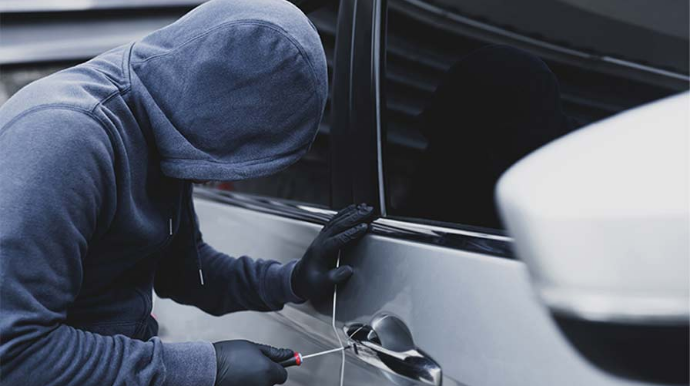 Bakıda avtomobildən 30 min manat oğurlanıb