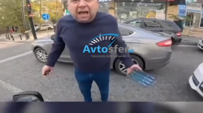 Maşını ikinci xətdə saxlayan sürücüyə motokuryer etiraz etdi; dava düşdü – ANBAAN VİDEO